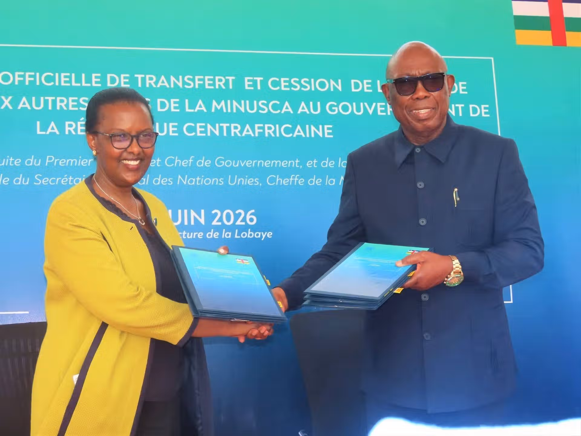 La MINUSCA a transféré sa base de Mbaïki au gouvernement image cheffe minusca et pm