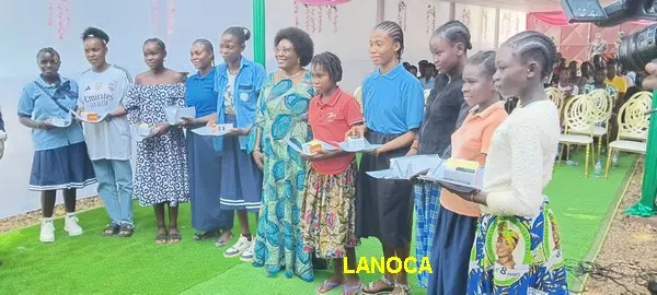 Célébration de l'excellence scolaire, artistique et journalistique à la Fondation Cri de Cœur d'une Mère image de groupe avec les éleves