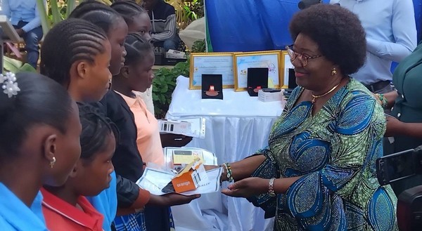 image remise cadeaux eleves