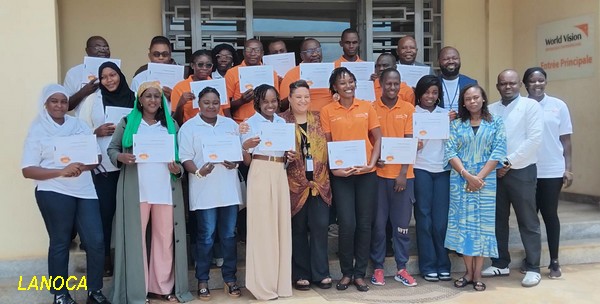 CENTRAFRIQUE | CLÔTURE DE LA PREMIÈRE PHASE DU PROJET LIFT AVEC LA REMISE DES CERTIFICATS AUX ACTEURS ASSOCIATIFS BÉNÉFICIAIRES image de groupe world vision