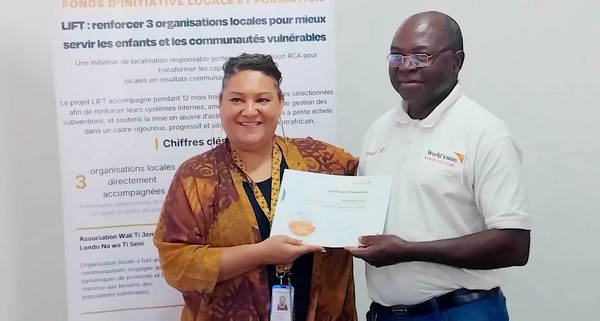 CENTRAFRIQUE | CLÔTURE DE LA PREMIÈRE PHASE DU PROJET LIFT AVEC LA REMISE DES CERTIFICATS AUX ACTEURS ASSOCIATIFS BÉNÉFICIAIRES image remise certificat a afeb