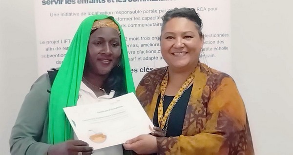 CENTRAFRIQUE | CLÔTURE DE LA PREMIÈRE PHASE DU PROJET LIFT AVEC LA REMISE DES CERTIFICATS AUX ACTEURS ASSOCIATIFS BÉNÉFICIAIRES image remise certificat a mme ousmane