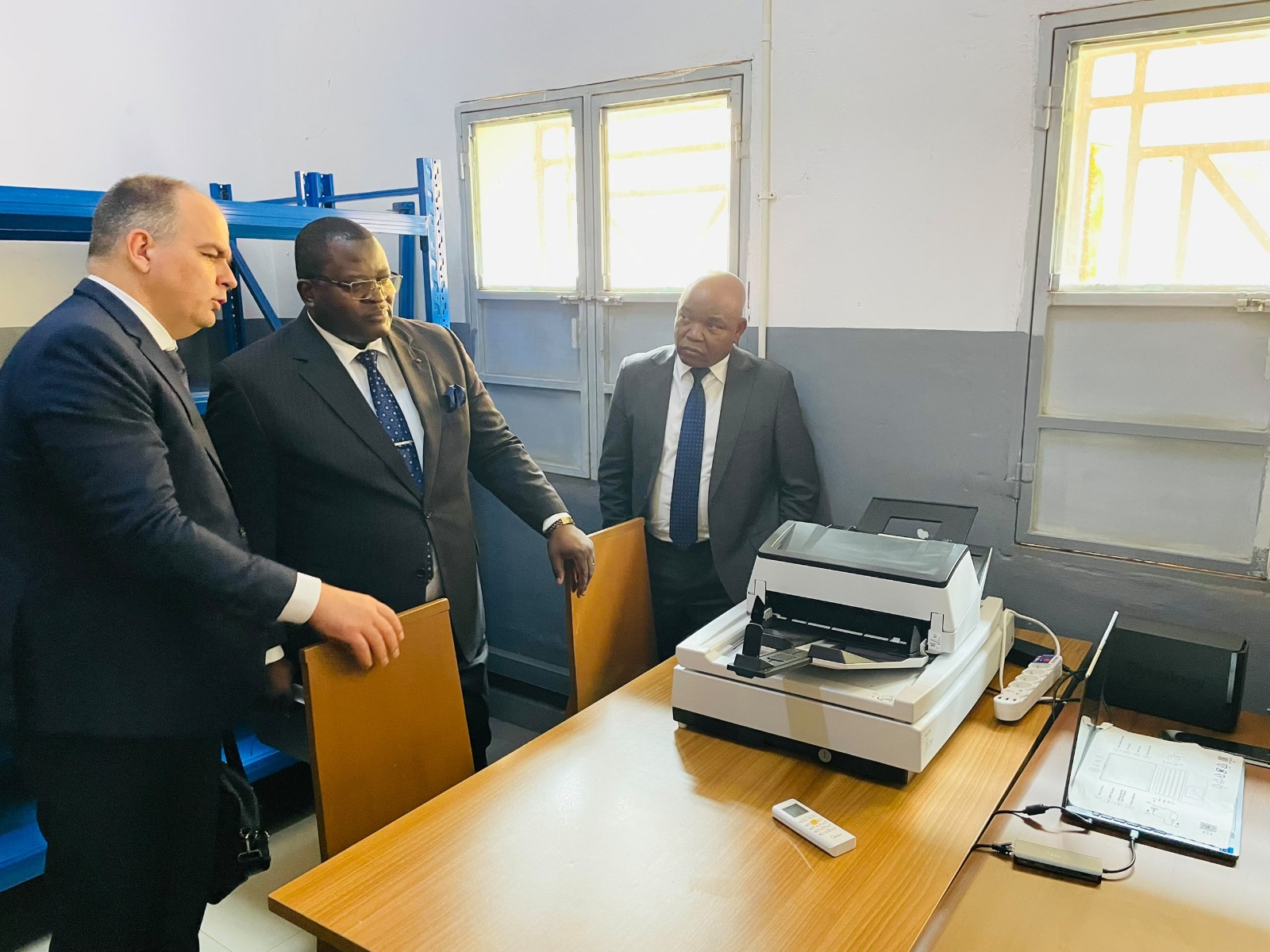 Centrafrique : L'Ambassade de France équipe la Cour pénale spéciale d'outils pour la gestion électronique des documents Remise d