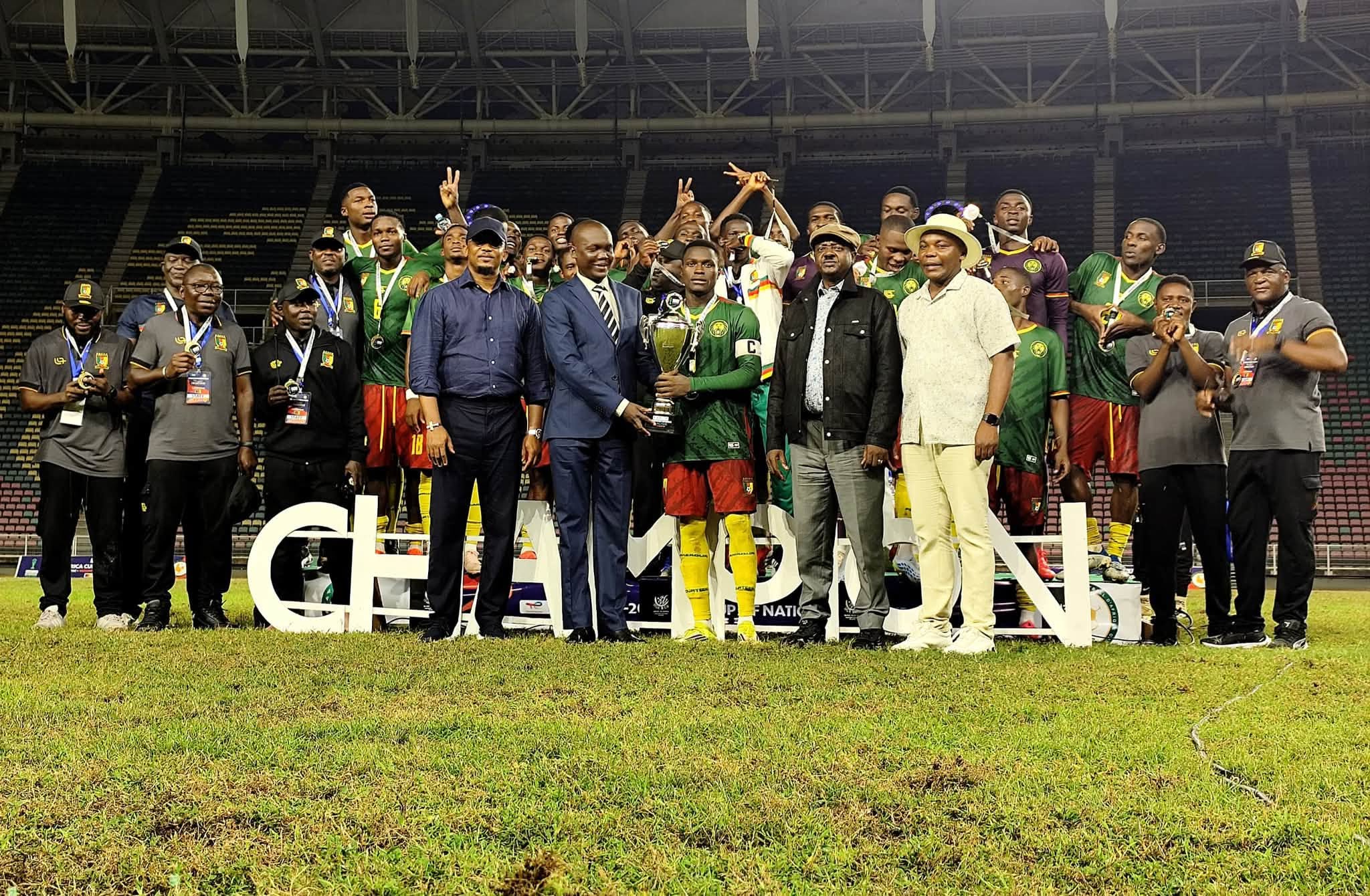 UNIFFAC U-20 : les Fauves du Bas-Oubangui sacrés vice-champions ! image remise trophée